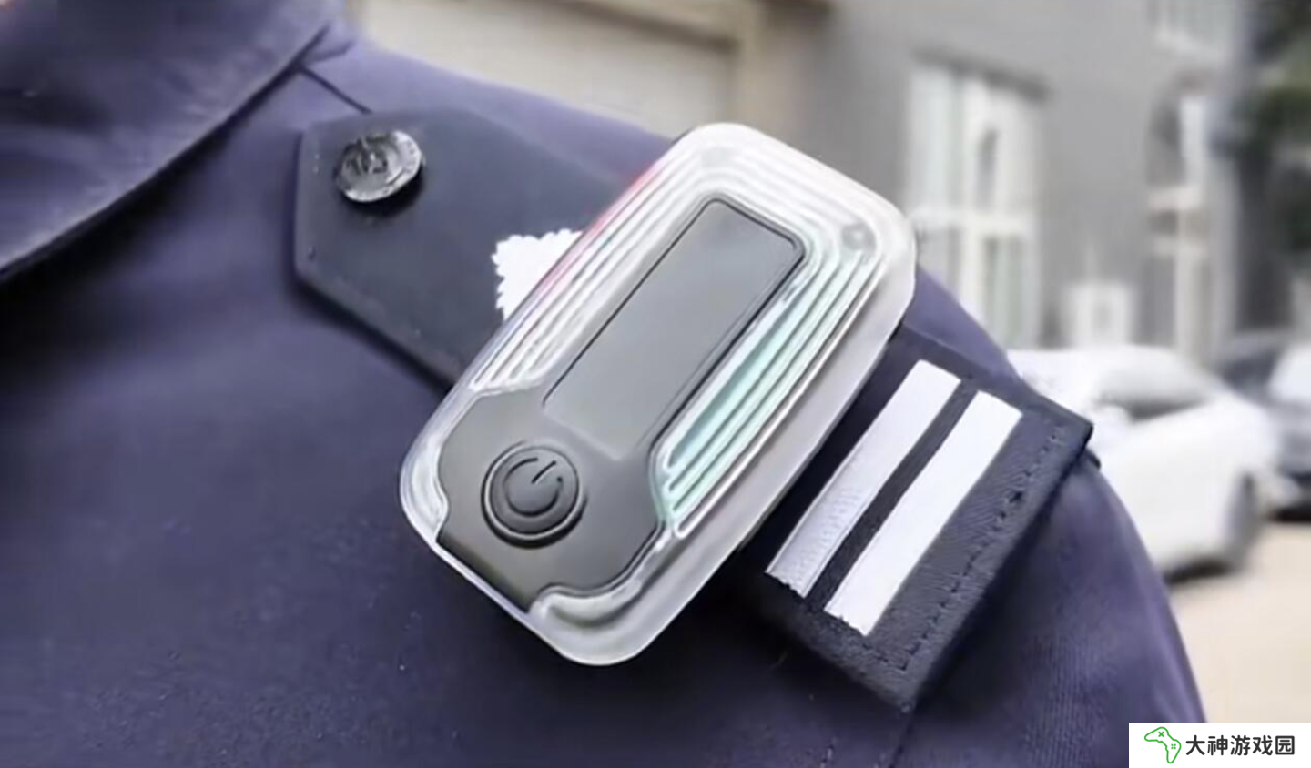 江蘇南京為執(zhí)勤警力部署“黑飛”無人機(jī)識(shí)別設(shè)備，民警可通過“肩燈”接收器定位當(dāng)事人位置